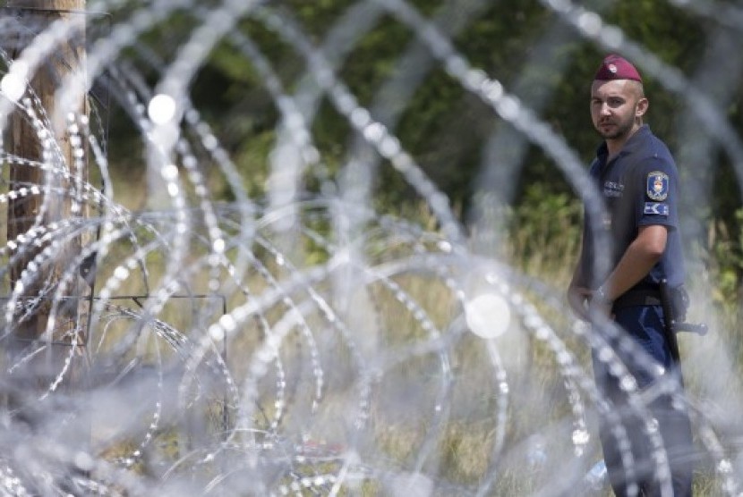 Polisi berjaga di perbatasan Hungaria dengan Serbia.