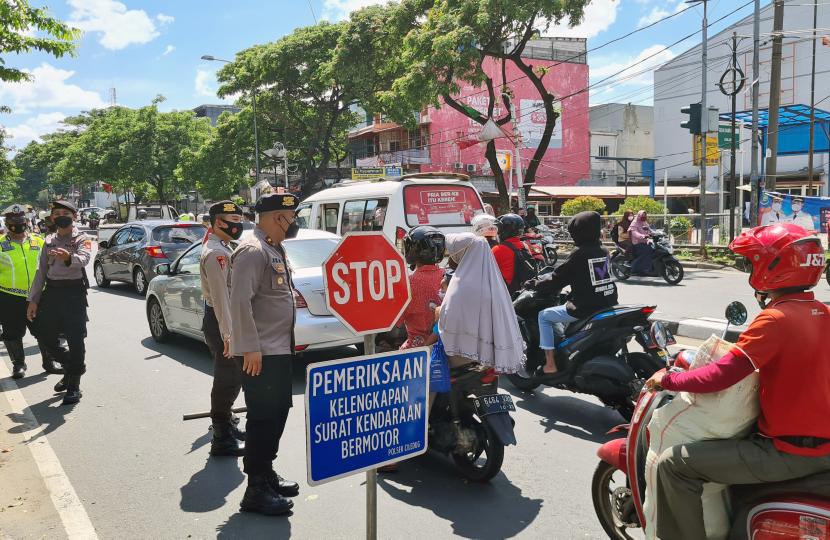 Polisi berjaga di perbatasan Jakarta dengan Tangerang saat dilakukan penyekatan pergerakan massa di Kreo, Tangerang, Banten, Kamis (2/12/2021). Mulai 24 Desember, Kapolri meminta tidak ada penyekatan terhadap masyarakat.