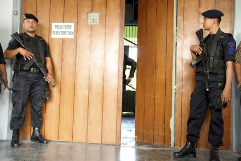 Polisi berjaga di pintu masuk LP Cebongan, Yogyakarta, Sabtu (23/3),