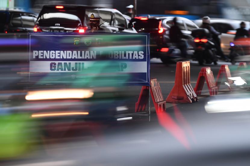Polisi berjaga di pos pengendalian mobilitas ganjil-genap kendaraan, Jalan Terusan HR Rasuna Said, Jakarta Selatan, Senin (30/8/2021). Pemerintah memperpanjang PPKM level 3 dan 4 di Jawa-Bali hingga 6 September 2021.