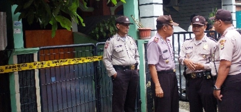 Polisi berjaga di rumah yang diduga sebagai rumah teroris di Perumahan Pondok Cipta, Bintara, Bekasi. 