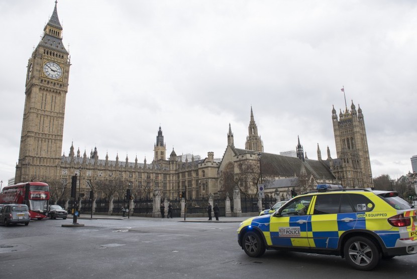 Polisi berjaga di sekitar gedung Parlemen Inggris di London, Rabu (22/3). Terjadi penembakan di luar gedung yang berujung dua orang tewas.