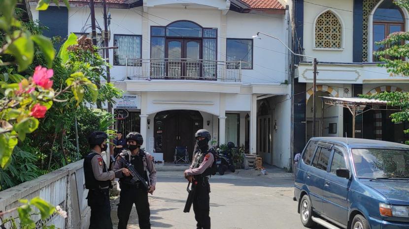 Polisi berjaga di sekitar lokasi penangkapan terduga teroris di Ngruki, Desa Cemani, Kecamatan Grogol, Kabupaten Sukoharjo, Jawa Tengah, Kamis (1/12/22) siang.