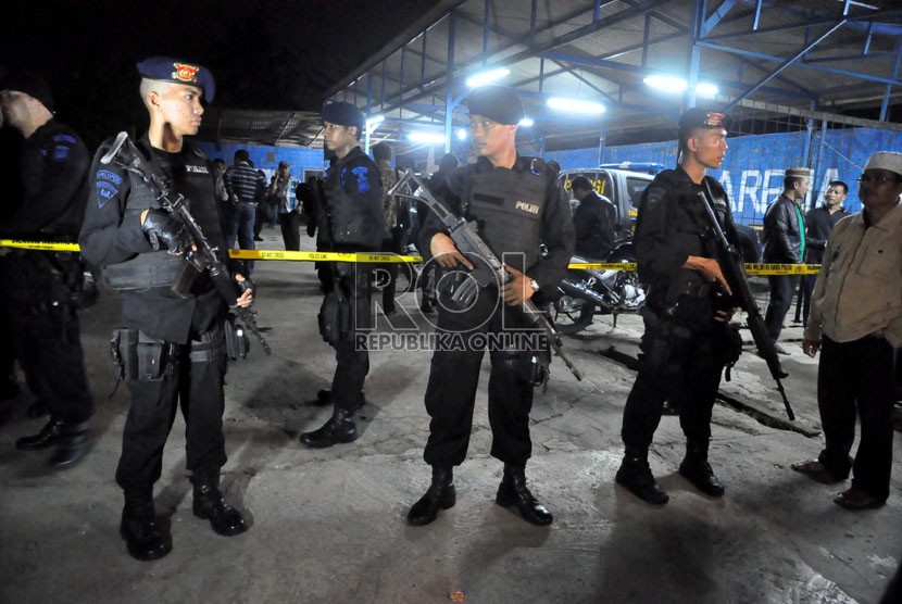  Polisi berjaga di sekitar TKP penembakan Briptu Ruslan Kusumah di Jalan Pekapuran, CImanggis, Depok, Jumat (13/9). (Republika/Rakhmawaty La'lang)