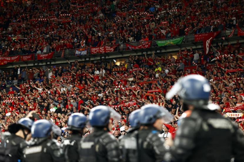 Polisi berjaga di tribun penonton Liverpool pada final Liga Champions 2022.