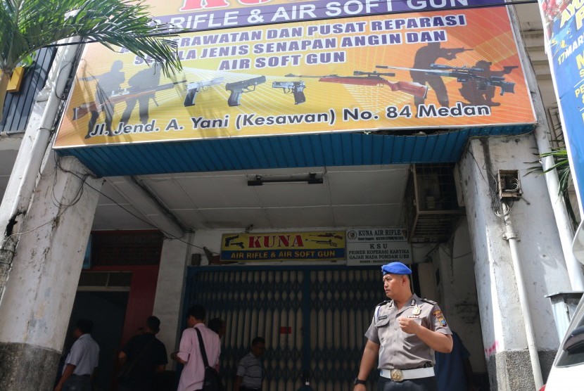 Polisi berjaga didepan toko reparasi airsoft gun pascaperistiwa penembakan terhadap pemilik toko, di Medan, Sumatera Utara, Rabu (18/1).
