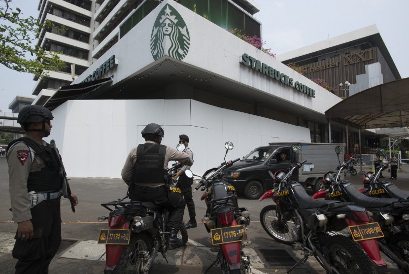 Polisi berjaga-jaga di depan lokasi terjadinya bom di jalan MH Thamrin, Jakarta, Senin (18/1).
