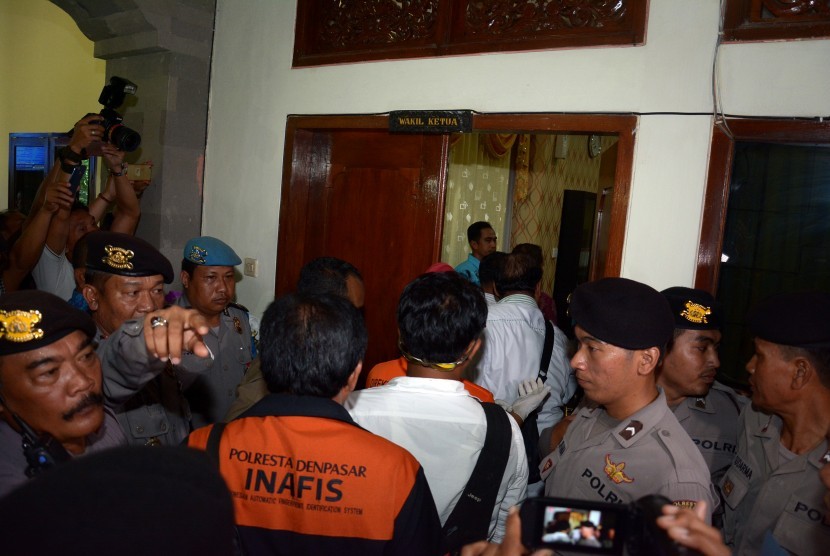 Polisi berjaga-jaga di depan ruang kerja Wakil Ketua DPRD Bali, Jro Komang Gede Swastika di Denpasar, Kamis (9/10). Polisi mencari sejumlah barang bukti untuk melengkapi berkas perkara pemeriksaan Jro Komang Gede Swatika yang sampai saat ini masih menjadi buron kasus narkoba pascamelarikan diri saat penggerebekan di kediamannya pada Jumat (3/11). 