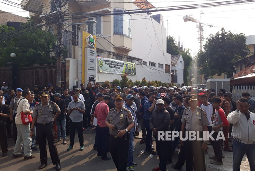 Polisi berjaga-jaga di kantor DPP Partai Golkar sepanjang rapat pleno, Rabu (11/10).