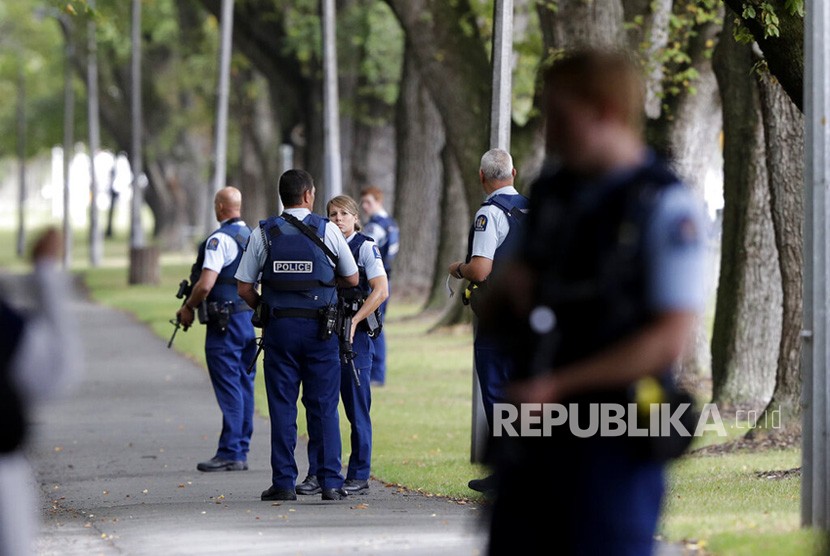 Polisi Selandia Baru berjaga di taman (ilustrasi).