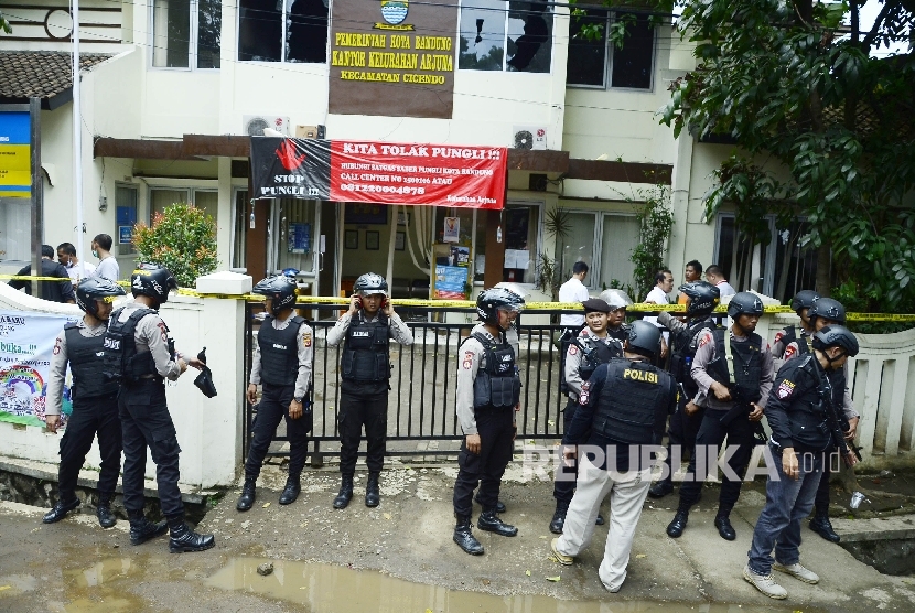 Polisi berjaga-jaga di TKP Kantor Kelurahan Arjuna dalam peristiwa peledakan bom panci oleh teroris, di Taman Pandawa, Kota Bandung, Senin (27/2)