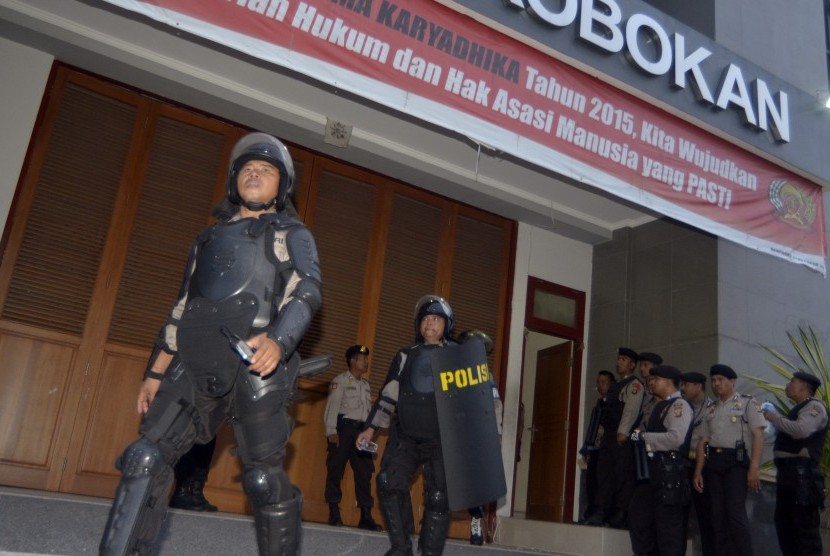  Polisi berjaga-jaga saat terjadi bentrokan antar narapidana di Lapas Krobokan, Kabupaten Badung, Bali, Kamis (17/12). 