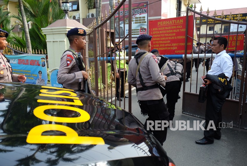 Polisi berjaga setelah terjadi ledakan bom bunuh diri di Mapolrestabes Medan, Sumut, Rabu (13/11/2019).