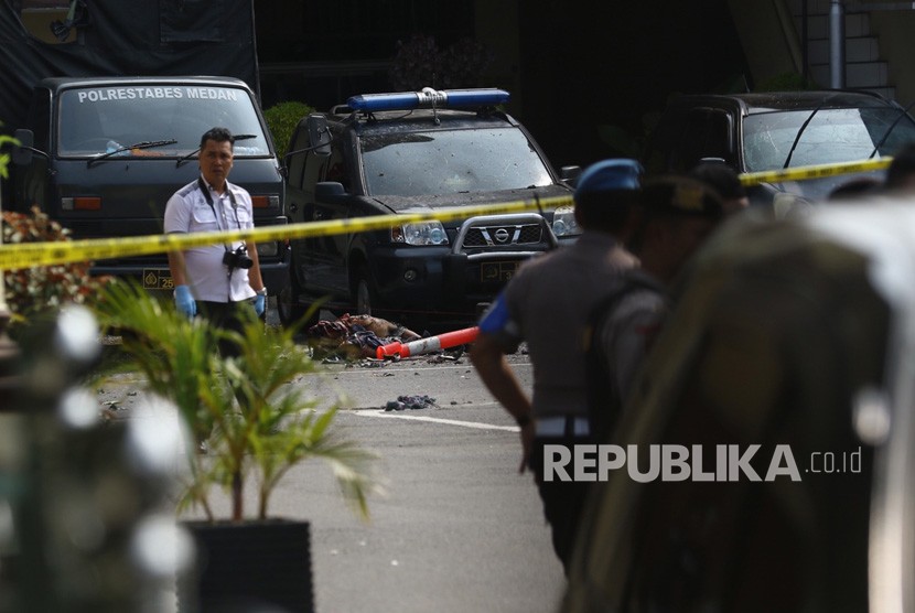 Polisi berjaga pascabom bunuh diri di Mapolrestabes Medan, Sumut, Rabu (13/11/2019).