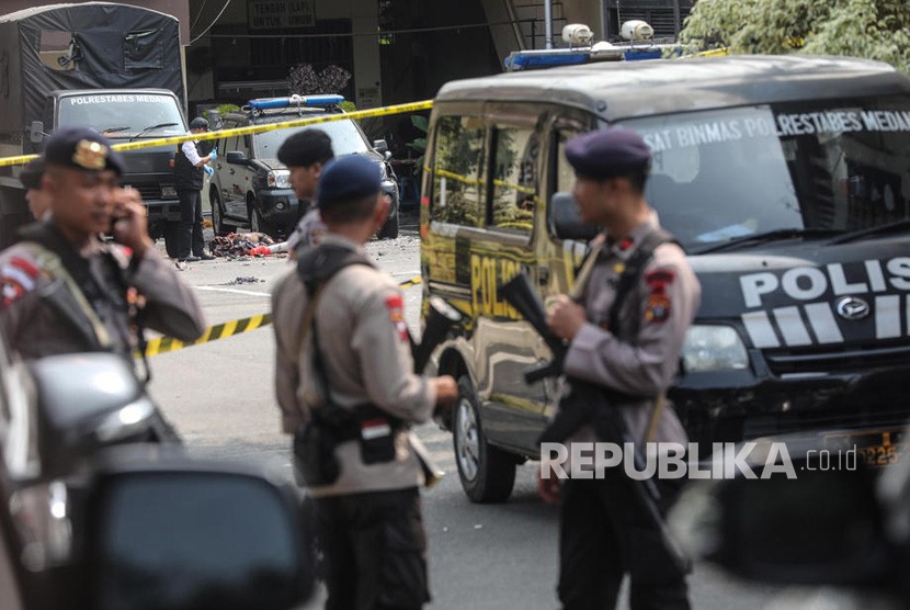 Polisi berjaga pascabom bunuh diri di Mapolrestabes Medan, Sumut, Rabu (13/11/2019).