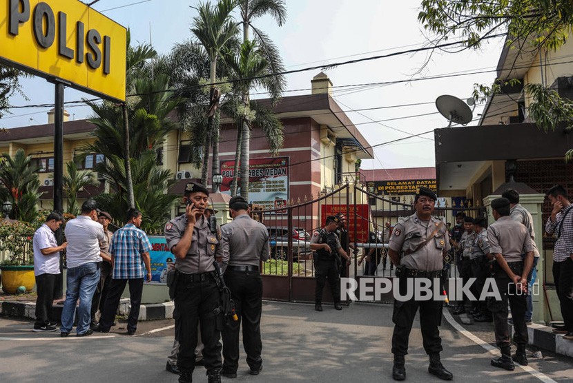Polisi berjaga setelah ledakan bom bunuh diri di Mapolrestabes Medan, Sumut, Rabu (13/11/2019).