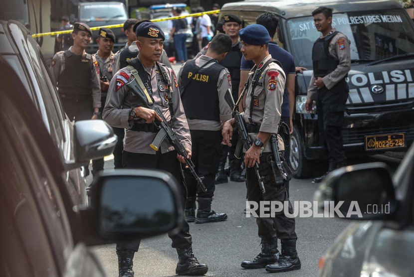 Polisi berjaga pascabom bunuh diri di Mapolrestabes Medan, Sumut, Rabu (13/11/2019).