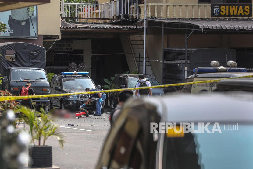 Polisi berjaga di Mapolrestabes Medan, Sumut, Rabu (13/11), setelah terjadi ledakan diduga bom bunuh diri..