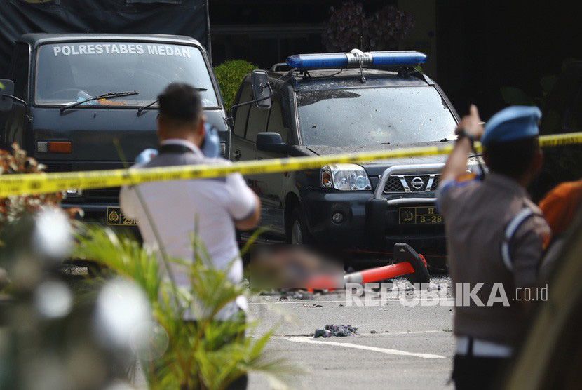 Polisi berjaga pascabom bunuh diri di Mapolrestabes Medan, Sumut, Rabu (13/11/2019).