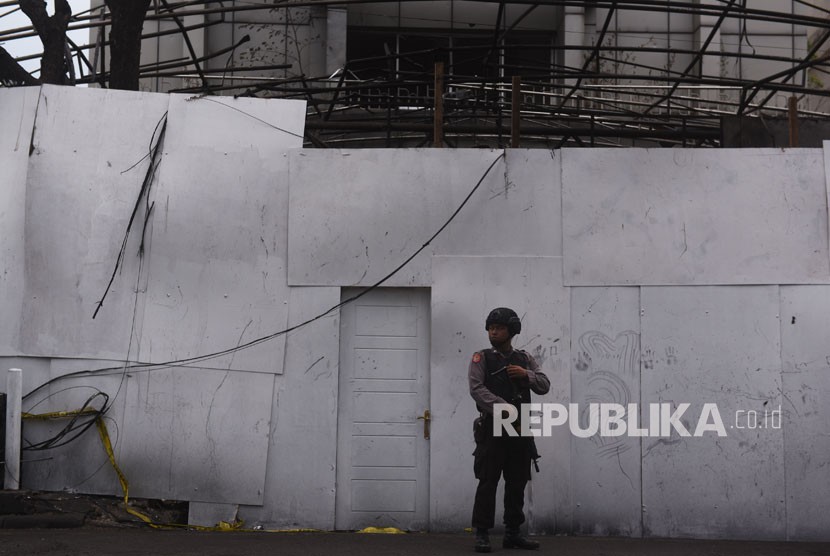 Polisi berjaga saat berlangsung olah TKP di lokasi bom bunuh diri di GPSS Arjuno, Surabaya, Jawa Timur, Kamis (17/5). 