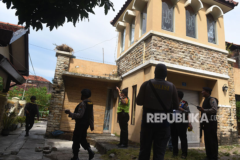 Polisi berjaga saat berlangsung penggeledahan di rumah terduga teroris di kawasan Dukuh Pakis, Surabaya, Jawa Timur, Kamis (17/5).