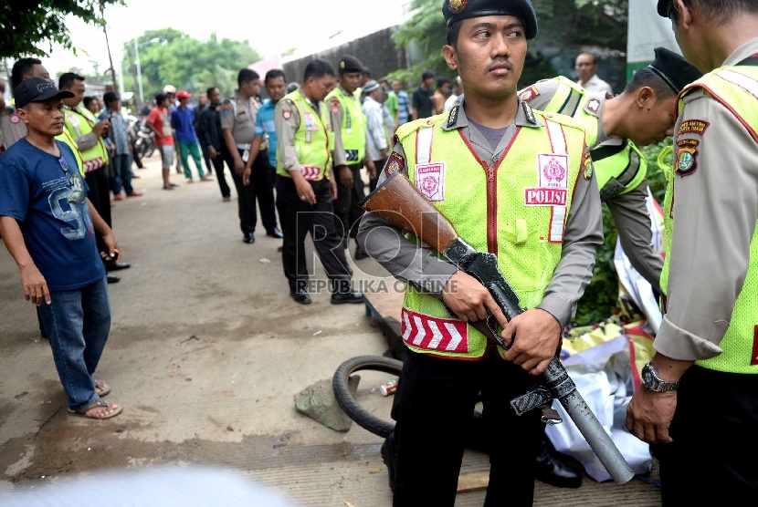 Polisi berjaga-jaga untuk menghindari aksi anarkisme warga. (ilustrasi)