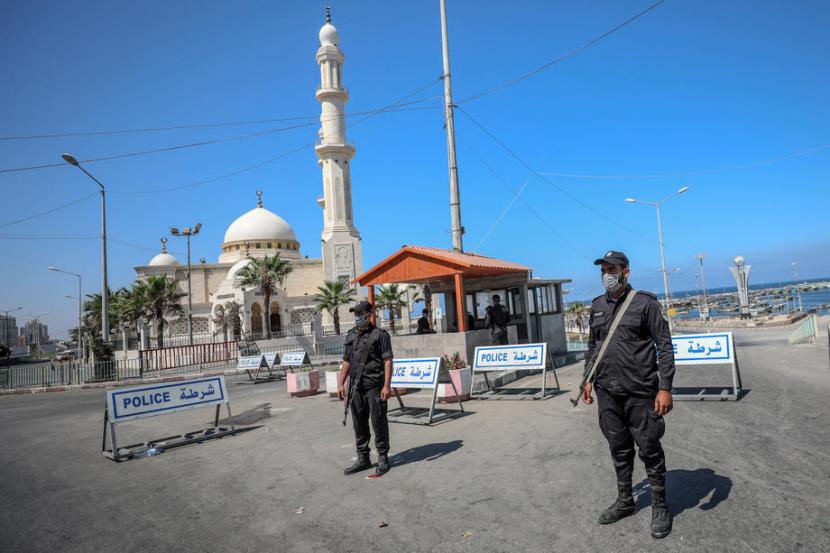 Polisi berjaga selama di Gaza saat pemberlakuan lockdown, Selasa (25/8). Jalur Gaza menerapkan karantina wilayah atau lockdown setidaknya hingga 30 Agustus. 