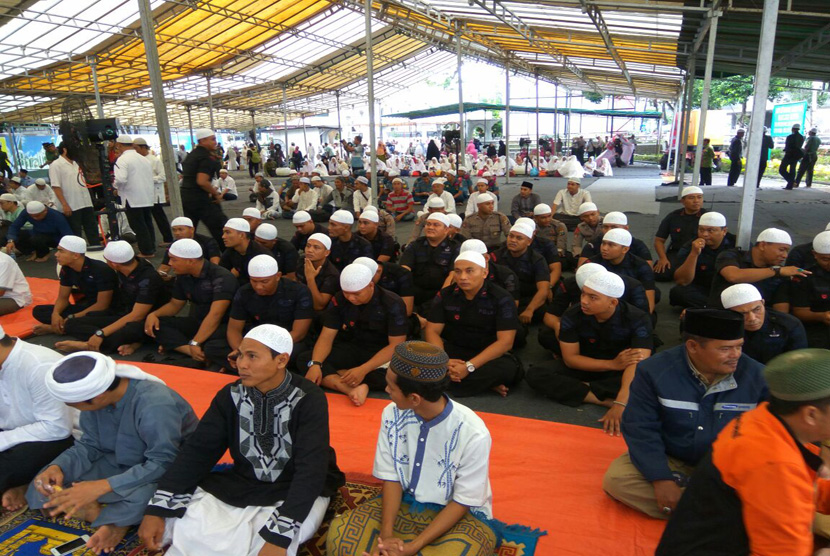 Polisi berkopiah putih dan Polwan berjilbab ikut dalam aksi Bela Islam Jilid III. Mereka ikut dalam kegiatan doa, zikir dan tausiah bersama di masjid Agung Medan, Jumat (2/12).