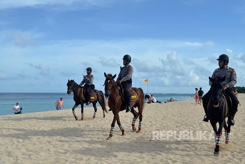 Polisi berkuda berpatroli di pantai sekitar hotel tempat Raja Arab Saudi Salman bin Abdulaziz al-Saud menginap di kawasan Nusa Dua, Bali, Kamis (9/3). Patroli tersebut dilakukan untuk menjamin keamanan rombongan Raja Salman yang memperpanjang masa liburan 