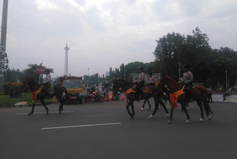 Polisi berkuda di sekitaran Monas, jelang aksi 4 November, (4/11).