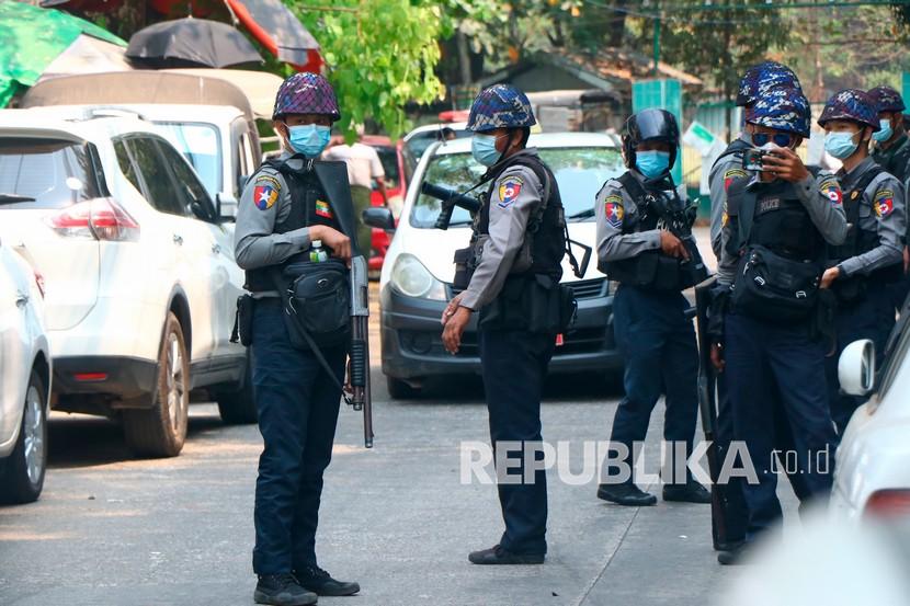 Kekerasan militer terhadap warga sipil penentang kudeta meningkat. Ilustrasi  Polisi berkumpul di luar pengadilan Kamayut di Yangon, Myanmar Jumat, (12/3). 