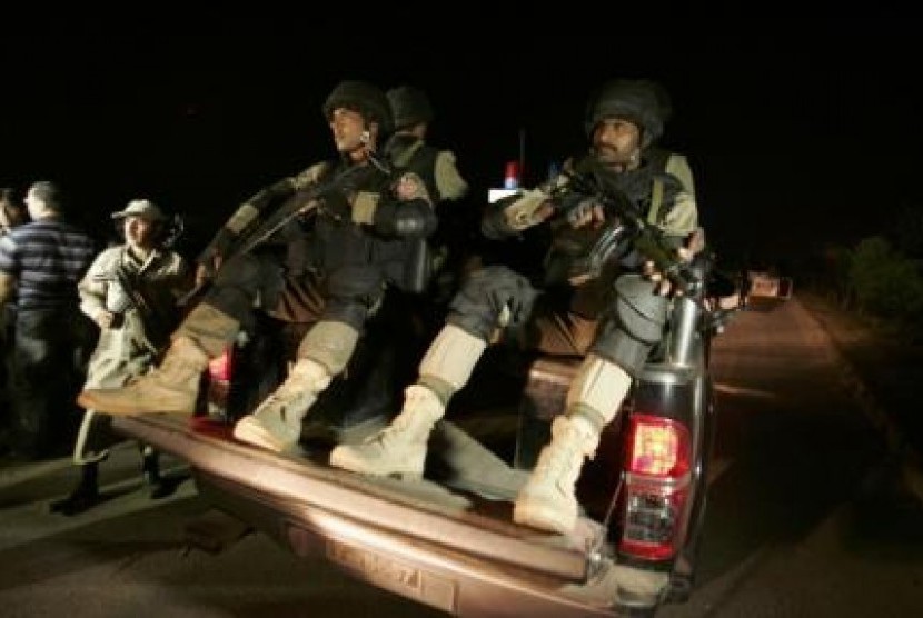 Polisi berpatroli di daerah perbatasan Pakistan, Wagah, setelah bom bunuh diri menewaskan puluhan orang, Ahad (2/11).