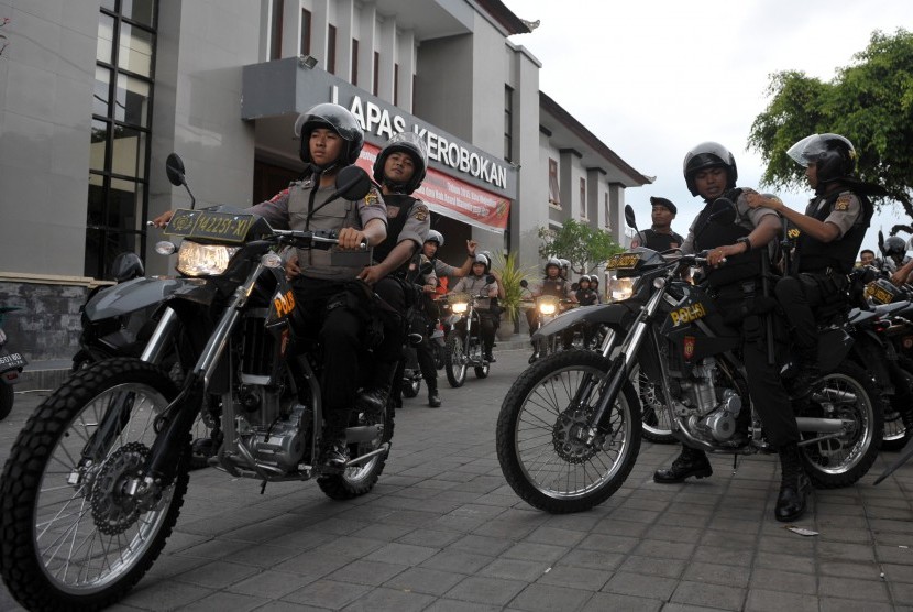 Polisi berpatroli di Lembaga Pemasyarakatan (Lapas) Kerobokan pasca bentrokan, Denpasar, Jumat (18/12).