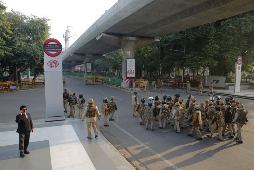 Polisi berpatroli di sebuah jalan di Lucknow, negara bagian Uttar Pradesh, India, Ahad (22/12). India Tahan Puluhan Anggota Organisasi Islam