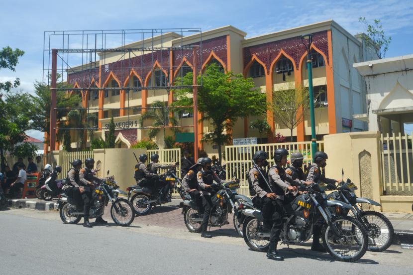 Polisi berpatroli melintsi SMKN 5 Padang di Sumatera Barat. Pemerintah daerah bersama pihak terkait melakukan pengawasan dan pengawalan terhadap sejumlah sekolah di kota itu untuk mengantisipasi tawuran pelajar usai insiden penyerangan di SMKN 1 Padang. 