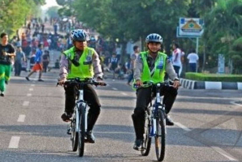 Polisi berpatroli menggunakan sepeda. (ilustrasi)