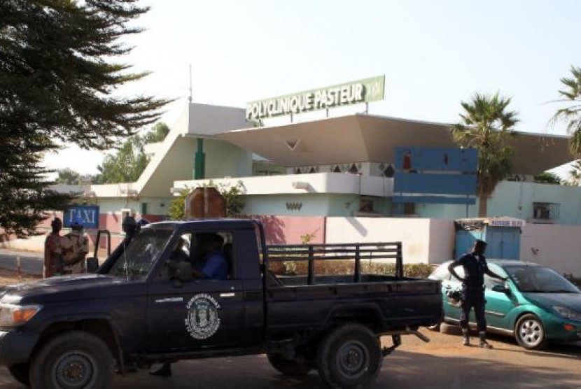 Polisi berpatroli setelah peristiwa penembakan di Bamako, Mali, Sabtu (7/3)