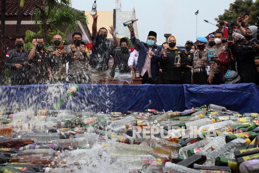 Polres Madiun Kota Musnahkan 2.217 Liter Minuman Keras Jelang Ramadhan (ilustrasi).