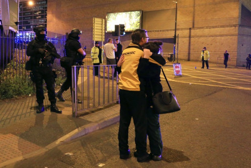 Polisi bersenjata berjaga di Manchester Arena usai ledakan saat konser Ariana Grande di Manchester, Inggris, Senin, 22 Mei 2017.