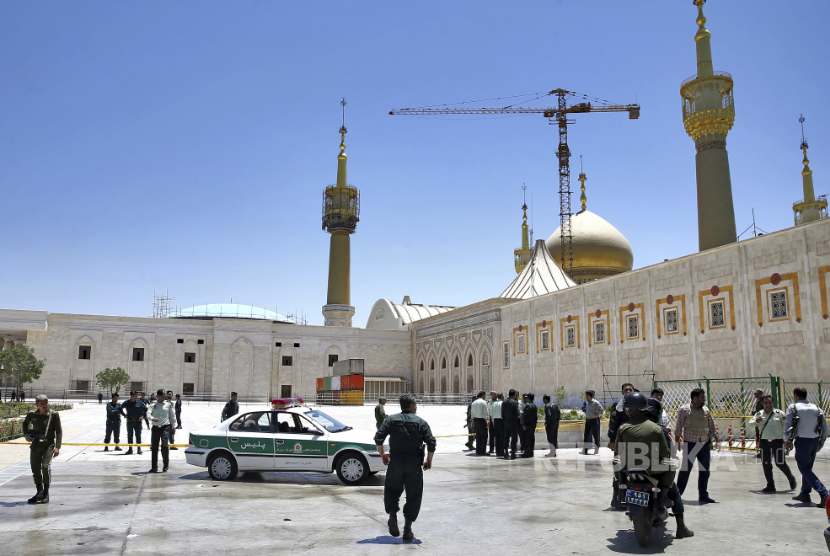 Polisi bersenjata berjaga di sekitar kompleks makam Ayatullah Khomeini di Iran yang diserang kelompok bersenjata, Rabu (7/6)