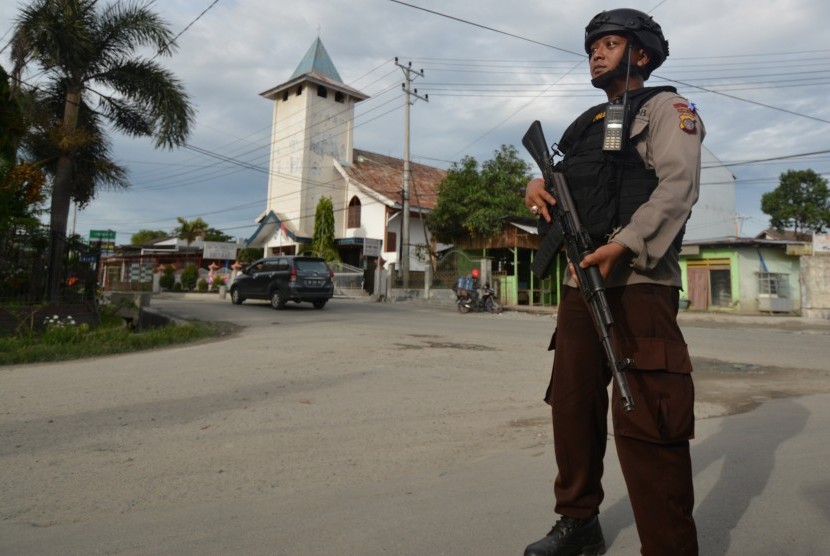 Polisi bersenjata berjaga di sekitar salah satu gereja. (Ilustrasi)