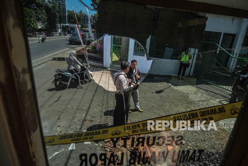 Polisi bersenjata lengkap berjaga didepan pos satpam di kediaman Menteri Kelautan dan Perikanan (KKP) Susi Pudjiastuti di Jalan Merdeka, Kabupaten Pangandaran, Jawa Barat, Sabtu (3/8/2019).