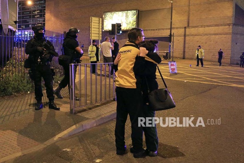 Polisi bersenjata lengkap mengamankan lokasi Manchester Arena setelah laporan ledakan di lokasi pertunjukan  Ariana Grande di Manchester, Inggris, Selasa (23/5) dini hari