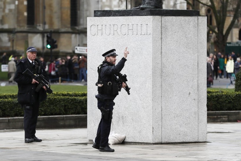 Polisi bersenjata lengkap saat insiden penyerangan berlangsung di Jembatan Westminster, London.