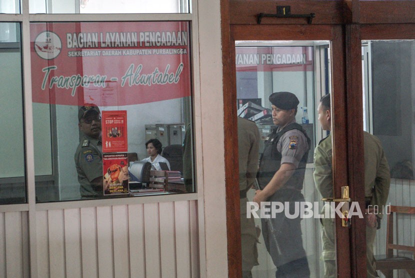 Polisi bersenjata melakukan pengawalan saat Petugas KPK melakukan penggeledahan di ruang Kepala Bagian Layanan Pengadaan Setda Kabupaten Purbalingga, di lantai dua Kompleks Kantor Bupati Purbalingga, Jateng, Rabu (6/6).