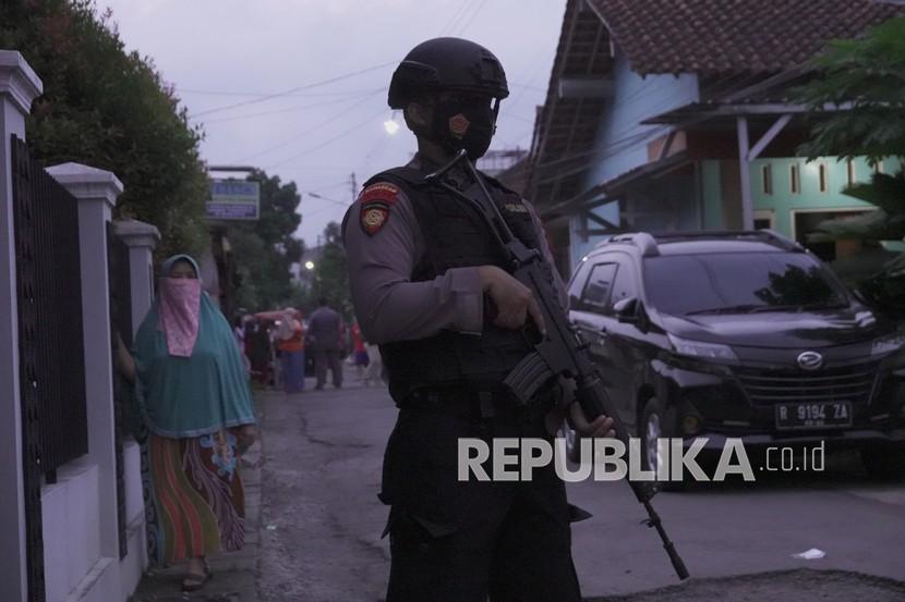 Polisi bersenjata melakukan penjagaan lokasi penggeledahan rumah terduga teroris oleh Densus 88 Anti Teror di Kelurahan Sumampir, Purwokerto, Banyumas, Jateng, Jumat (2/4/2021). Densus 88 Anti Teror dibantu Polresta Banyumas, melakukan penggeledahan rumah terduga teroris. 