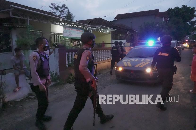 Polisi bersenjata melakukan penjagaan lokasi penggeledahan rumah terduga teroris oleh Densus 88 Anti Teror, di Kelurahan Sumampir, Purwokerto, Banyumas, Jateng, Jumat (2/4/2021). Densus 88 Anti Teror dibantu Polresta Banyumas, melakukan penggeledahan rumah terduga teroris. 