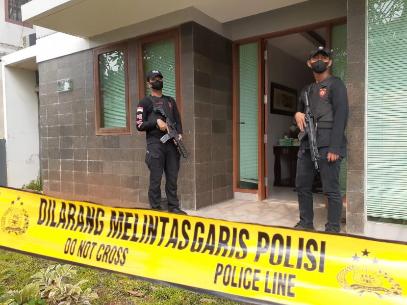 Polisi bersenjata menjaga olah TKP di rumah tersangka yang dijadikan pabrik sabu di Tangerang, Banten.