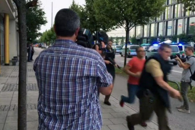 Polisi bersenjata merespons penembakan yang terjadi di mal Olympia Einkaufszentrum di Munich, Jerman, Jumat, 22 Juli 2016. 
