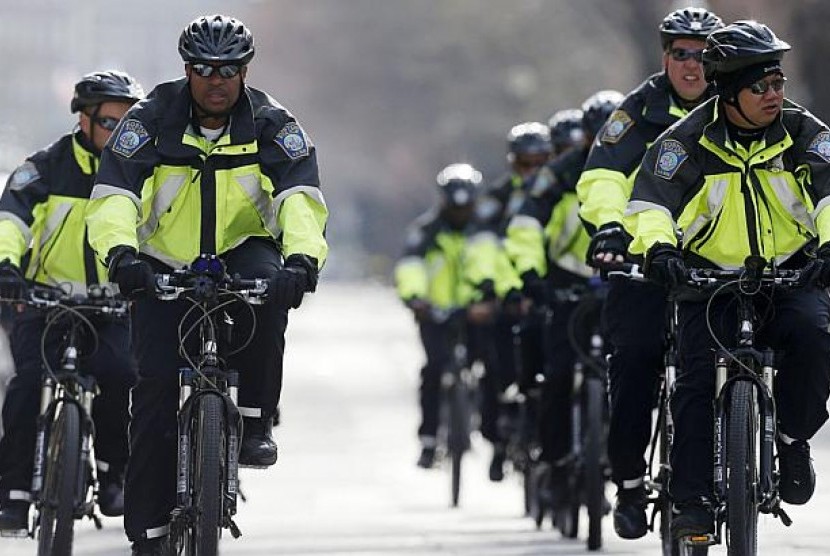  Polisi bersepeda Boston melakukan patroli di Commonwealth Avenue menyusul ledakan di garis finis Maraton Boston, Boston pada Senin 15 April, 2013